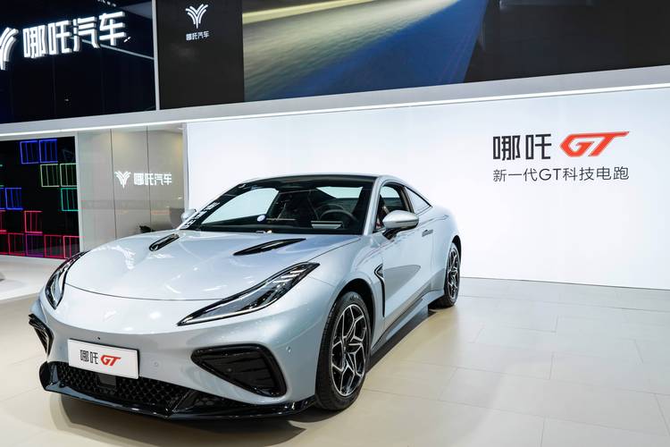 广州344哪吒汽车在智能汽车领域的表现，领途汽车在新能源汽车市场中的影响力